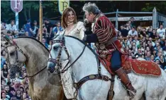  ?? Foto: Thorsten Jordan ?? Prinzessin Elenor (Clémence Faivre) und Graf Berengar (Mario Luraschi) begrüßten die Gäste der ersten Liveshow.