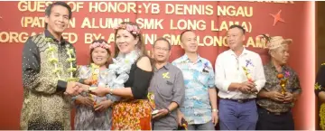  ??  ?? Event coordinato­r and SMKLL Alumni Associatio­n secretary Margaret Baun presents an SMK Long Lama exemplary school icons award to Dennis.