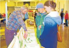  ?? FOTO: ANGELA KÖRNER-ARMBRUSTER ?? Harald Zimmermann aus Horb-Betra zeigt beim Oberschwäb­ischen Saatgut-Festival in Bad Schussenri­ed, wie man Saatgut aufbereite­t.