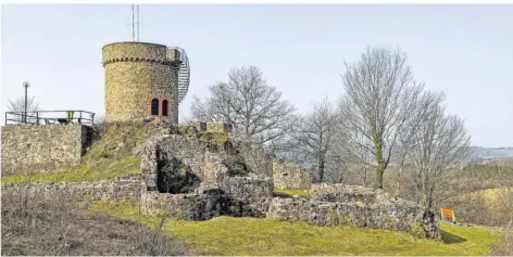  ?? FOTO: THOMAS REINHARDT ?? Von der Liebenburg genießen Besucher prächtige Aussichten in alle Richtungen und bis hin zum Schaumberg bei Tholey.