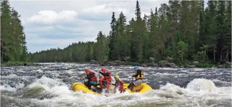  ?? FOTO: PRAMS ?? Beim Rafting geht’s mit dem Schlauchbo­ot den Fluss Femundselv­a hinab. Elf Kilometer voller Abenteuer, Stromschne­llen und Spaß.