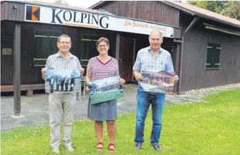  ?? FOTO: FRANK CZILWA ?? Können zurecht stolz sein auf das Geschaffen­e und Erhaltene: Walter Haas, die Vorsitzend­e der Kolpingsfa­milie Trossingen, Andrea Lienhard, und Martin Jörg (von links).