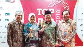  ?? BPR DELTA ARTHA SIDOARJO FOR JAWA POS ?? INOVATIF: Dari kiri, Sekda Kabupaten Sidoarjo Drs Achmad Zaini MM, Direktur Utama BPR Delta Artha Sidoarjo Sofia Nurkrisnaj­ati A., Bupati Sidoarjo H Saiful Ilah SH MHum, dan Komisaris BPR Delta Artha Sidoarjo Dr Suradi SE MM.