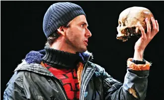  ?? ?? Controvers­ial: David Tennant as Hamlet with the skull of Andre Tchaikowsk­y