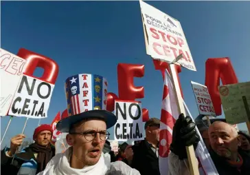  ??  ?? Minorité. Manifestat­ion contre le Ceta, à Strasbourg, le 17 février. Ce même jour, le traité sera adopté au Parlement européen par une large majorité, mais avec seulement 16 voix françaises.