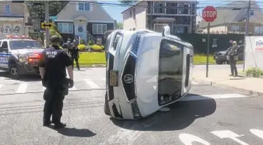  ?? STEVEN SANFILIPPO/NEW YORK DAILY NEWS ?? Luckily, the girls who flipped the family Acura weren't seriously injured and climbed out of the car.