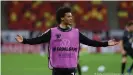  ??  ?? Zuück zur alten Form? Leroy Sané beim Aufwärmen vor dem Rumänien-Spiel