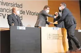  ??  ?? 0 Entrega de diplomas, el 17 de mayo, de la primera promoción del curso.