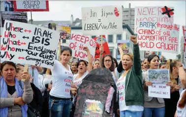  ??  ?? NI UNA MENOS. Nadia Murad, una víctima de los abusos de ISIS que habló ante la ONU. Las marchas de mujeres en Europa.