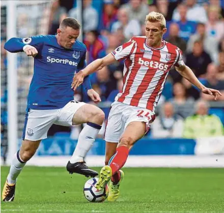  ?? REUTERS PIC ?? Everton’s Wayne Rooney (left) and Stoke City’s Darren Fletcher battle for the ball at Goodison Park on Saturday.