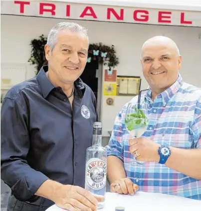  ?? BILD: SN/NEUMAYR,VOGL ?? Katzler und Gensbichle­r vor dem Triangel mit Hawienero und Wien Mojito.