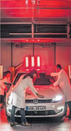 ?? FOTO: DPA ?? Miese Luft bei Volkswagen: Mitarbeite­r im Geruchslab­or des Autobauers