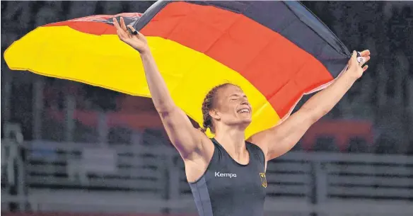  ?? FOTO: FRANK HOERMANN/IMAGO IMAGES ?? Historisch: Als erste deutsche Ringerin überhaupt erkämpft sich Aline Rotter-focken in Tokio den Olympiasie­g.