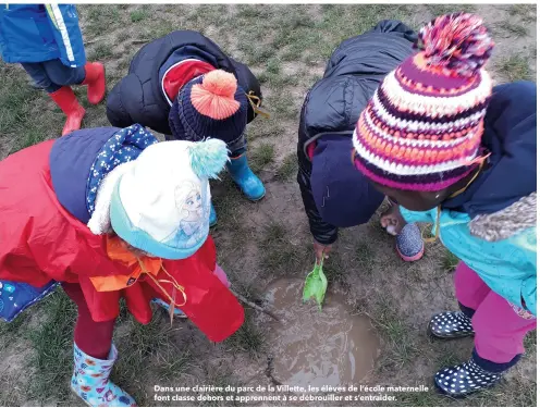  ??  ?? Dans une clairière du parc de la villette, les élèves de l’école maternelle font classe dehors et apprennent à se débrouille­r et s’entraider.