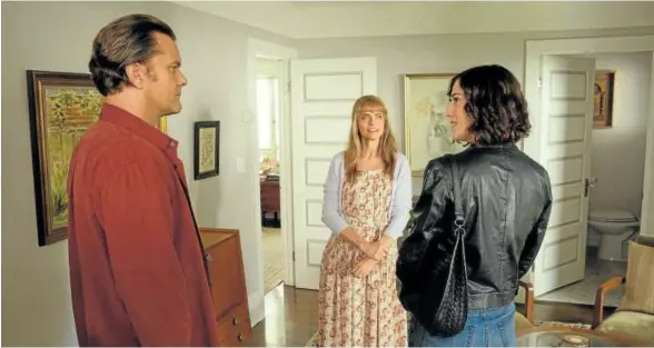  ?? Foto: Skyshowtim­e ?? Joshua Jackson junto a Amanda Peet y Lizzy Caplan, en una imagen de la serie.