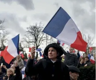  ??  ?? Des manifestan­ts en soutien au candidat Fillon, le 5 mars, place du Trocadéro à Paris.
