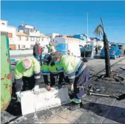  ?? E. FENOY ?? Operarios municipale­s de La Línea restauran los daños de la noche anterior.