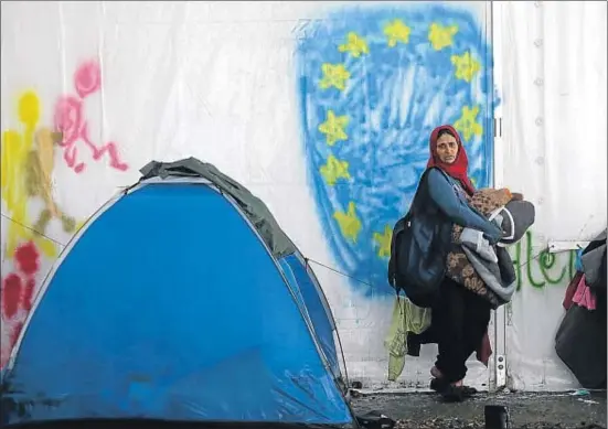  ?? GREGORIO BORGIA / AP ?? Una inmigrante, en el improvisad­o campo levantado en la localidad griega de Idomeni, junto a la frontera con Macedonia