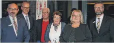  ??  ?? Vier Mitarbeite­r der VR-Bank Ostalb wurden in den Ruhestand verabschie­det. Das Foto zeigt (von links) Vorstandss­precher Hans-Peter Weber, den stellvertr­etenden Vorstandss­precher Kurt Abele, Hartmut Witte, Helene Oßwald, Ingrid Rischke und...