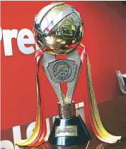  ?? FOTOS NEPTALÍ ROMERO. ?? HERMOSA. La Copa Apostemos tiene una altura de 22 pulgadas y estará en las vitrinas del nuevo campeón de la liga de plata de Honduras.