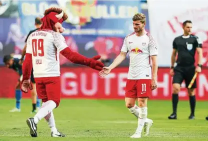  ??  ?? Selbst Leipzigs Maskottche­n wirkt frustriert: Jedenfalls lässt Bulli nach der deutlichen :-Heimpleite gegen Hoffenheim den Kopf ähnlich tief hängen wie Timo Werner. Foto: dpa