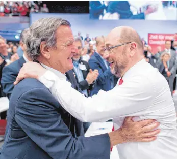  ?? FOTO: DPA ?? Sie wollen sich durch schlechte Umfragewer­te nicht entmutigen lassen: Der SPD-Kanzlerkan­didat und Parteivors­itzende, Martin Schulz (re.), bedankt sich in Dortmund beim früheren Bundeskanz­ler Gerhard Schröder.