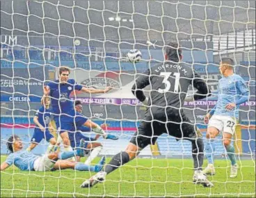  ?? AFP ?? Chelsea's Marcos Alonso (C) shoots to score their late winner against Manchester City in Manchester on Saturday.