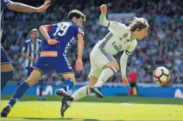  ??  ?? EN PROBLEMAS. Modric tuvo una tarde gris contra el Alavés y su nivel actual inquieta a Zidane.