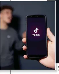  ??  ?? FRESCURA RECARGADA. Los videos que se suben a TikTok duran menos de un minuto, abundan los desafíos y el estilo descontrac­turado. No importa la imagen ni el qué dirán.