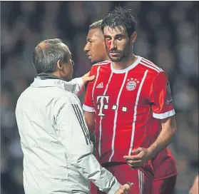  ??  ?? Javi Martínez se produjo una herida en el gol El central se hizo daño al marcar el 1-2 FOTO: AP