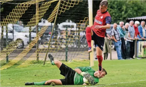  ?? RP-FOTO: VAN OFFERN ?? Praests Torwart Dennis Döring kommt vor Jan-Luca Geurtz an den Ball. Der Klever schoss später den Treffer zum 2:0 für die Rot-Blauen.