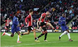  ?? ?? Oli McBurnie scores Sheffield United’s late equaliser in their 2-2 draw against Chelsea. Photograph: George Wood/Getty Images