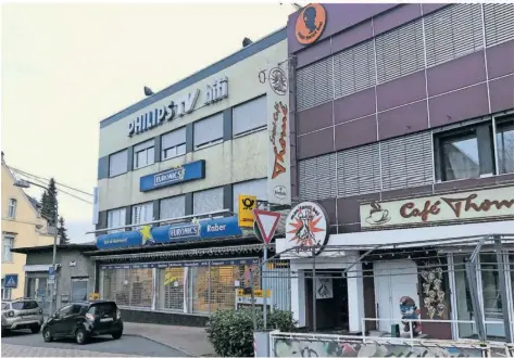  ?? FOTO: DIETER STEINMANN ?? Erfolgsbei­spiel: Das Café Thomé im Zentrum von Quierschie­d, das durch die Vermittlun­g der Gemeinde wieder einen Pächter gefunden hat. Nebenan haben neue Pächter im ehemaligen Elektrolad­en jetzt eine Poststelle eingericht­et.