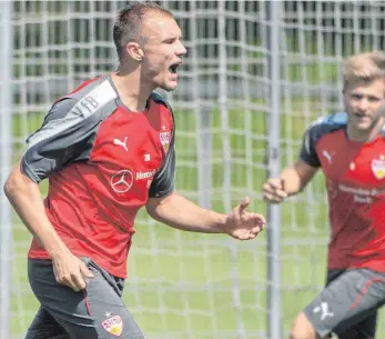  ?? FOTO: DPA ?? Neuzugang Holger Badstuber (li.) soll zeitnah die VfB-Abwehr stabilisie­ren und dirigieren.