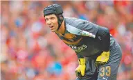  ?? ?? Petr Cech cambia de deporte... y del futbol pasa al hockey.