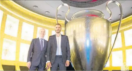  ?? FOTO: TWITTER ?? Bonucci, ayer en la sede del Milan, con Marco Fassone, administra­dor delegado del club rojinegro, tras el anuncio del fichaje