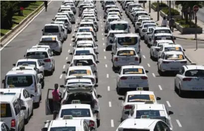  ?? © afp ?? Eind juli staakten Spaanse taxichauff­eurs tegen de oneerlijke concurrent­ie van Uber