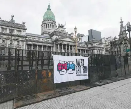  ??  ?? RECHAZO. El cartel colocado a la entrada del Congreso Nacional en Buenos Aires, lo dice todo. (AFP)