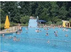  ?? RP-FOTO (ARCHIV): WOLFGANG KAISER ?? Die Grefrather hoffen, auch künftig schöne Sommertage im Freibad verbringen zu können.