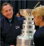  ?? PHOTO CAPTURE D'ECRAN TVA SPORTS ?? Jacques Martin s’est présenté tout sourire avec la coupe Stanley à Rigaud, là où se trouve son école de hockey.