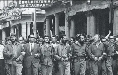  ??  ?? DESFILE. Los revolucion­arios, con Fidel y el Che entre ellos, entran a La Habana tras su triunfo.