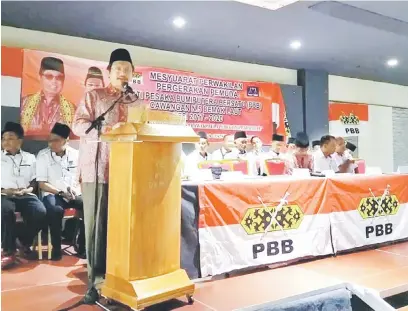  ??  ?? AMANAT: Dr Hazland merasmikan Mesyuarat Agung Cawangan PBB Demak Laut 2017-2020.