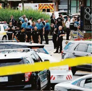  ?? Saul LOEB/AFP ?? Policiais na frente do prédio onde fica o jornal Capital Gazette, de Annapolis, nos Estados Unidos; único atirador está preso, mas ainda não foi identifica­do