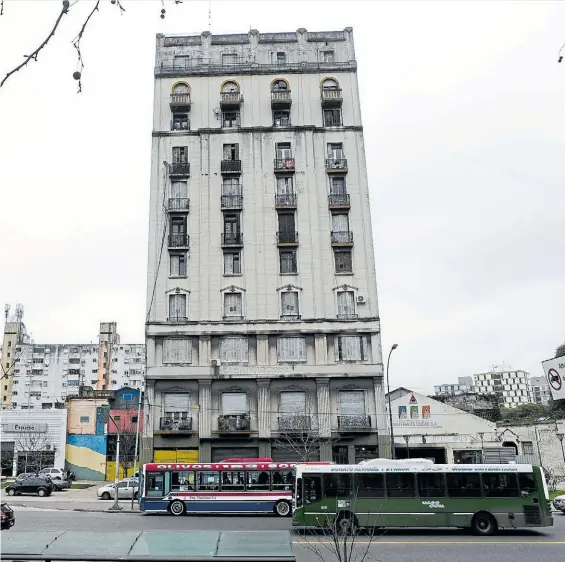  ?? GERMAN GARCIA ADRASTI ?? Solitario. El Marconetti está en Paseo Colón al 1500. Tienen que demolerlo para extender el Metrobus, pero está ocupado.