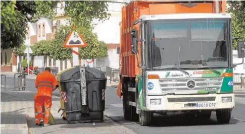  ?? ARCHIVO ?? Trabajador­es de Sadeco intervinie­ndo en la barriada de Alcolea de la capital