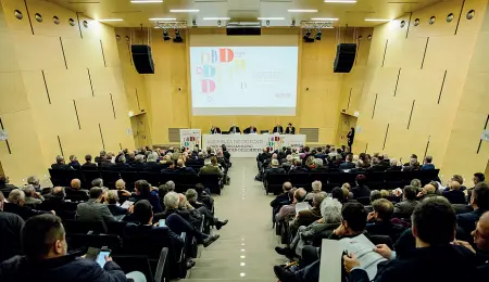  ??  ?? L’assemblea I delegati ieri in assemblea straordina­ria di Itas Mutua, per approvare il nuovo statuto