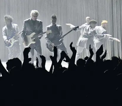  ??  ?? Grau in grau beschreibt normalerwe­ise Regenwette­r im November. Wenn es jedoch David Byrne betrifft, wird es bunt wie ein Regenbogen – zumindest musikalisc­h, was er am Dienstag in Wien bewies.