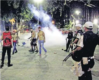  ?? UANDERSON FERNANDES / AGÊNCIA O GLOBO-13/12/2017 ?? Confronto. Torcedores do Flamengo entraram em confronto com policiais militares no Rio