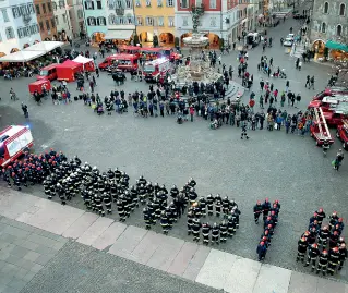  ?? (Rensi) ?? Figurata La scritta «#Trento18» interpreta­ta dai vigili del fuoco volontari in piazza Duomo