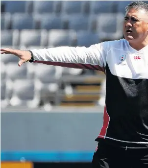  ??  ?? Steering the ship . . . Japan coach Jamie Joseph discusses plans with attack coach Tony Brown during his side’s captain’s run in Tokyo yesterday.